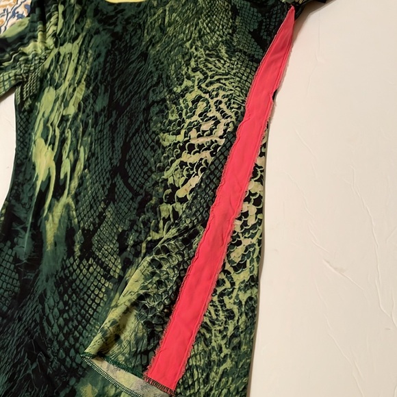Elle Tahari Silk Snakeskin Print Top Size Medium - Picture 4 of 8